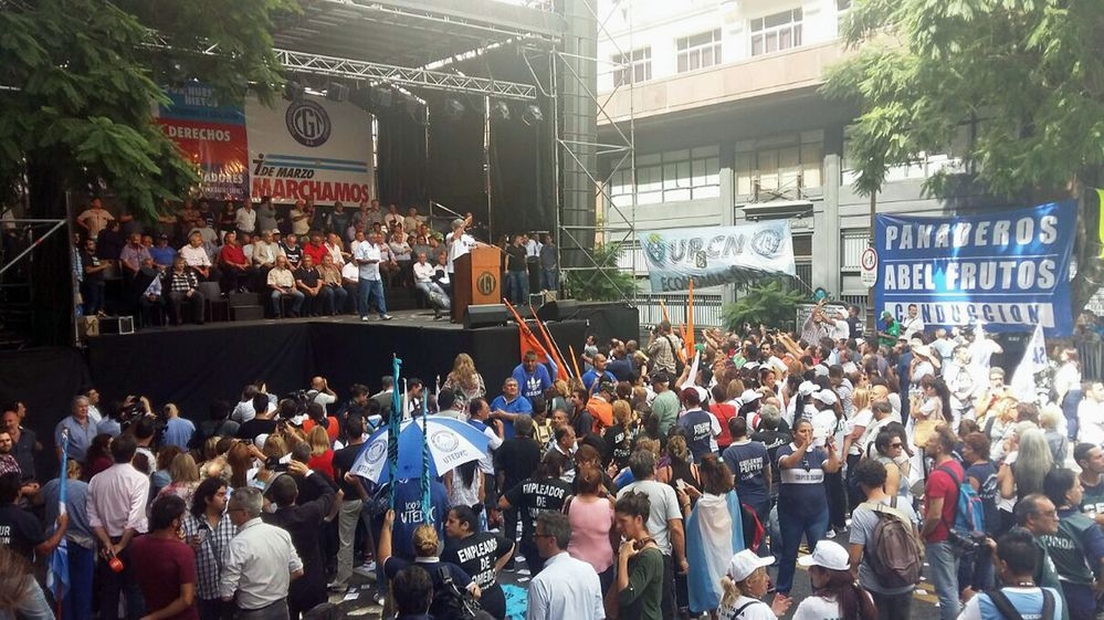Resultado de imagen para Masiva movilización de la CGT contra las políticas económicas