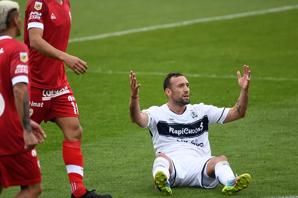 Empate y polémica en Huracán - Vimarsana News