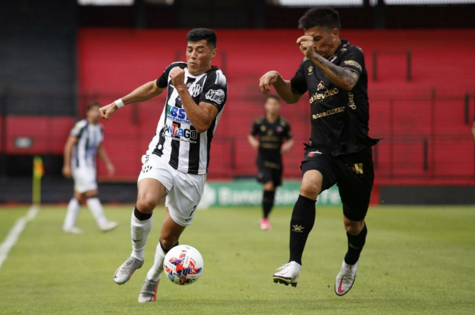 Jhon Córdoba Центральный нап.. Central Córdoba vs Newell's. Кто самый сильный футбол в Париже 1.